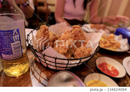 韓国のチキンとポテトで楽しい食事 韓国のチキンとポテトで楽しい食事 116624094