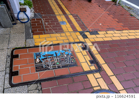 日本の横浜都市景観　無電柱化が進んだ横浜中華街西門通り…天龍菜館・西門通り側の歩道には…＝18日 116624591