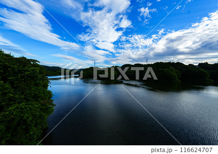 2024年夏　布目ダム湖の上空を渡っていく雲と移り変わる湖面のリフレクション日没前から夜景まで#40 116624707