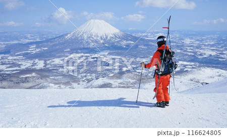 ニセコアンヌプリの山頂より羊蹄山を眺めるスキーヤー 116624805