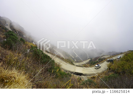 ZIG ZAG ROAD ANGLE VIEW IN SILK ROUTE SIKKIM 116625814
