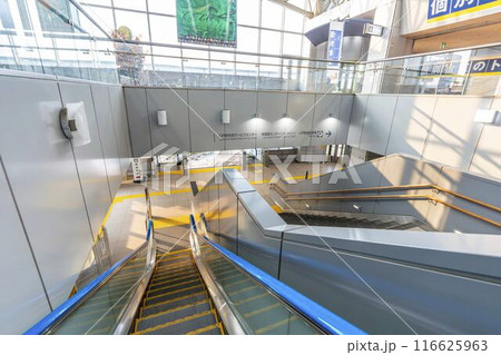 早朝の八戸駅 駅舎 エスカレータ 青森県八戸市 早朝の八戸駅 駅舎 エスカレータ 青森県八戸市 116625963