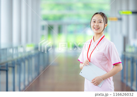 若い介護士 116626032