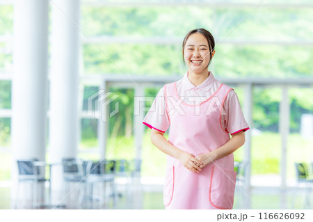 介護士の若い女性 116626092