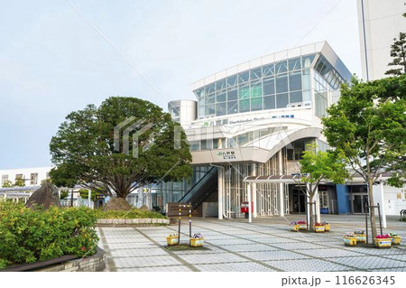 早朝の八戸駅　駅舎　東口　青森県八戸市 116626345