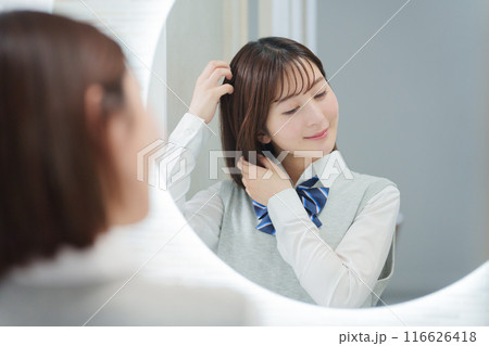 ヘアセットをする女子高生（ヘアケア・美容） 116626418