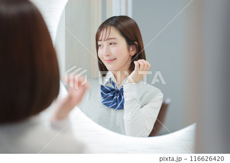 ヘアセットをする女子高生(ヘアケア・美容) ヘアセットをする女子高生(ヘアケア・美容) 116626420