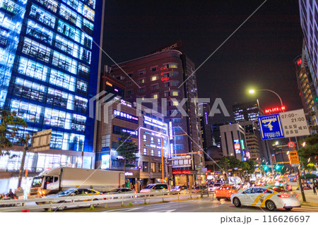 韓国の夜の繁華街の風景 韓国の夜の繁華街の風景 116626697