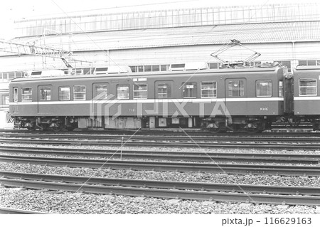 京急・700形、712号車サイドビュー、「KHK」表示、金沢検車区、1982年3月21日 116629163