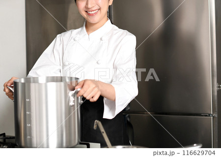 寸胴鍋で調理する若いアジア人の女性調理師 116629704