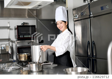 寸胴鍋で調理する若いアジア人の女性調理師 116629712