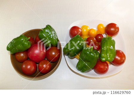 器に盛られた新鮮な夏野菜 116629760