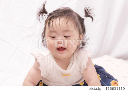 【はいはいを始めるツインテールの赤ちゃん　笑う】 116631110