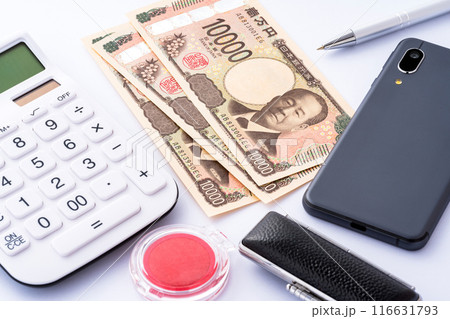 一万円札、スマホ、計算機、印鑑、ペン 一万円札、スマホ、計算機、印鑑、ペン 116631793
