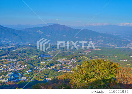 秋の群馬県渋川市伊香保町の上ノ山公園のときめきデッキ(展望台)から北東側の眺望 116631982