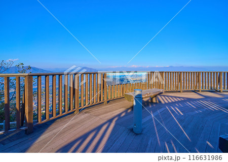 秋の群馬県渋川市伊香保町の上ノ山公園のときめきデッキ(展望台)から東側の眺望 116631986