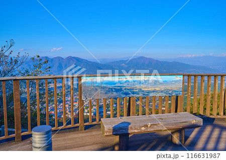 秋の群馬県渋川市伊香保町の上ノ山公園のときめきデッキ(展望台)から北東側の眺望 116631987