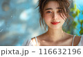 白い服を着た美しい若い女性のポートレート 116632196