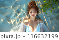 海で寝そべる女性 116632199
