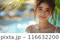 白い服を着た美しい若い女性のポートレート 116632200