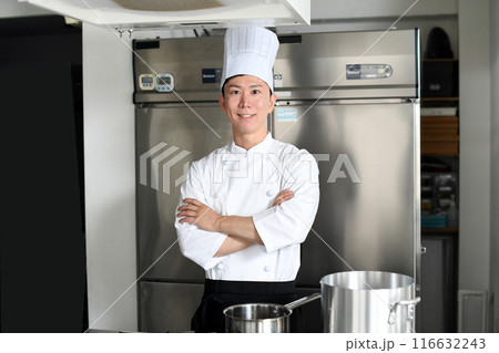 厨房で腕組みする若いアジア人の男性調理師 厨房で腕組みする若いアジア人の男性調理師 116632243