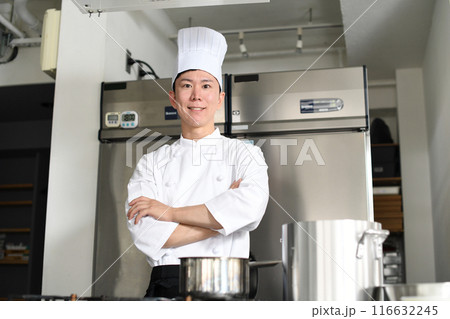 厨房で腕組みする若いアジア人の男性調理師 厨房で腕組みする若いアジア人の男性調理師 116632245