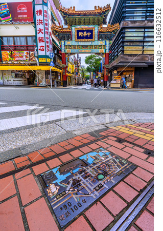 日本の横浜都市景観 無電柱化されている横浜中華街大通り(奥)…。善隣門前の歩道にNTTの…=18日 日本の横浜都市景観 無電柱化されている横浜中華街大通り(奥)…。善隣門前の歩道にNTTの…=18日 116632512