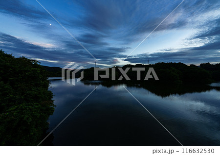 2024年夏布目ダム湖の上空を渡っていく雲と移り変わる湖面のリフレクション日没前から夜景まで#117 2024年夏布目ダム湖の上空を渡っていく雲と移り変わる湖面のリフレクション日没前から夜景まで#117 116632530