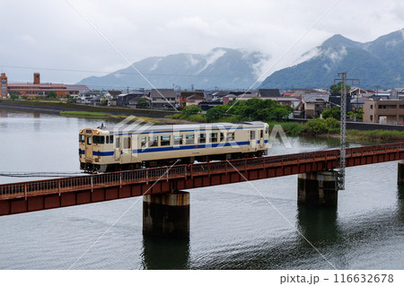 鉄橋を渡るキハ40系国鉄型気動車 116632678