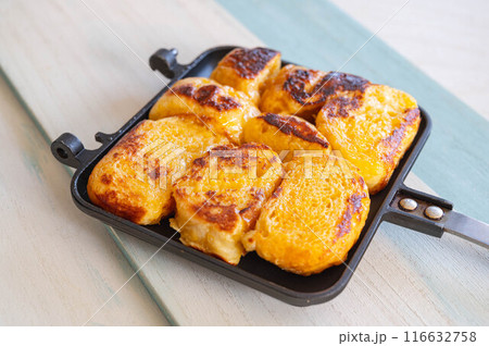 ホットサンドメーカーで作るフレンチトースト 116632758