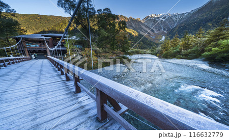 秋の上高地、早朝の河童橋から見る穂高岳と梓川【長野県・松本市】 116632779