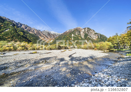 紅葉が美しい秋の上高地、穂高連峰と梓川の風景【長野県・松本市】 116632807