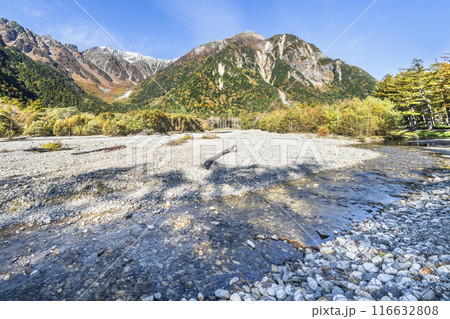 紅葉が美しい秋の上高地、穂高連峰と梓川の風景【長野県・松本市】 116632808