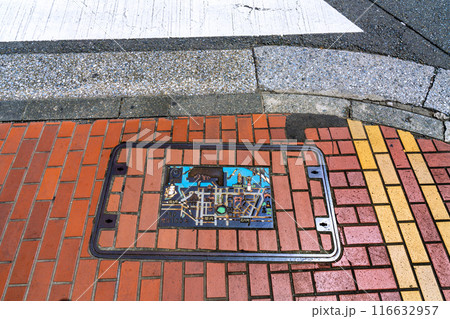 日本の横浜都市景観　無電柱化されている横浜中華街大通りなど…。善隣門前の歩道にはNTTの…＝18日 116632957