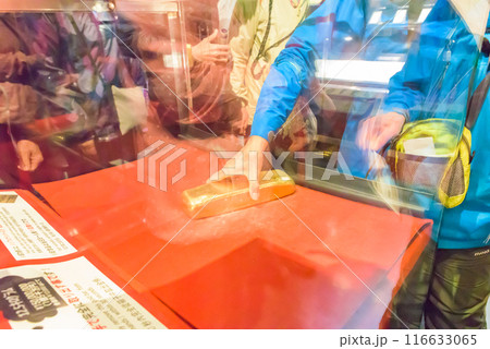 世界遺産「佐渡島（さど）の金山」　佐渡金山 展示資料館　本物の金塊 116633065