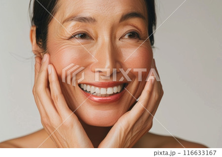 頬に手をあてるシニア・ミドル女性のポートレート（美容・整形・アンチエイジング）	 116633167
