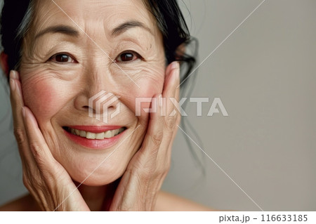 頬に手をあてるシニア・ミドル女性のポートレート（美容・整形・アンチエイジング）	 116633185