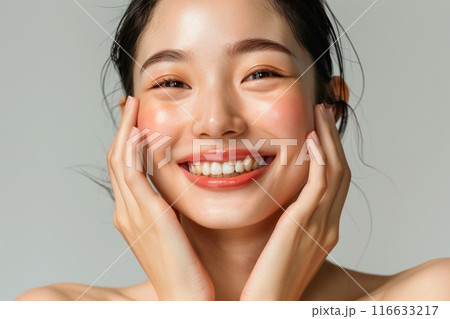 頬に手をあてる肌の綺麗な日本人メイクモデルのポートレート（美容・艶・透明感） 116633217