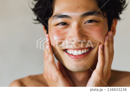 頬に手をあてる肌の綺麗な日本人男性のポートレート（美容・艶・透明感） 116633236