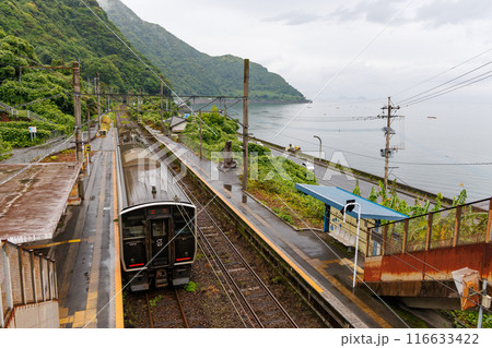 竜ヶ水駅に停車する817系普通列車 竜ヶ水駅に停車する817系普通列車 116633422