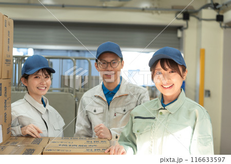 倉庫で働く3人の男女 116633597