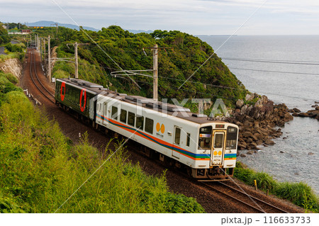 海岸沿いを走る肥薩おれんじ鉄道HSOR-100型 116633733
