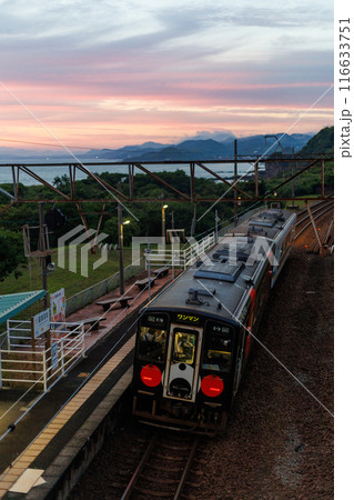 夕暮れの駅を発車する肥薩おれんじ鉄道HSOR-100型 夕暮れの駅を発車する肥薩おれんじ鉄道HSOR-100型 116633751