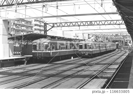 京急、高架化工事中の鮫洲駅、通過待ちの1057他と通過する1207他の特急、1982年3月22日 116633805