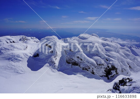 冬季鳥海山頂上の雪に覆われた岩塊 116633898