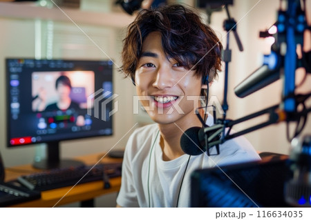 部屋で動画配信の撮影をする日本人男性（ライブ配信・YouTube・ ユーチューバー・クリエイター） 116634035