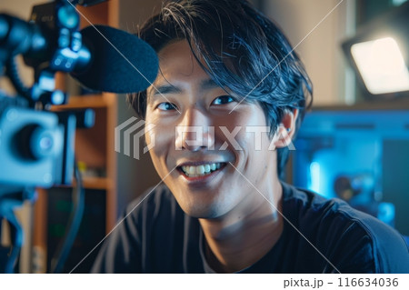 部屋で動画配信の撮影をする日本人男性(ライブ配信・YouTube・ ユーチューバー・クリエイター) 部屋で動画配信の撮影をする日本人男性(ライブ配信・YouTube・ ユーチューバー・クリエイター) 116634036