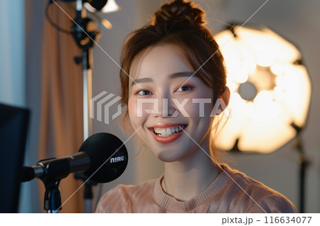 部屋で動画配信の撮影をする日本人女性(ライブ配信・YouTube・ ユーチューバー・クリエイター) 部屋で動画配信の撮影をする日本人女性(ライブ配信・YouTube・ ユーチューバー・クリエイター) 116634077