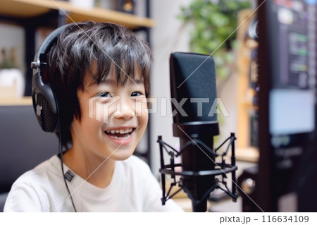部屋で動画配信の撮影をする日本人の子供（ライブ配信・YouTube・ ユーチューバー・クリエイター） 116634109
