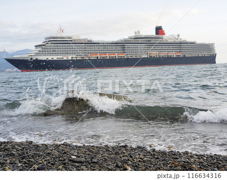 静岡県　三保沖を航行するクイーンエリザベス　4月 116634316